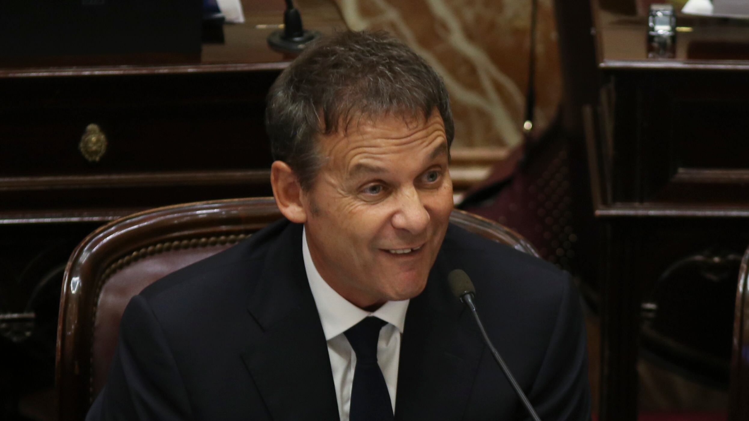 El senador y su pareja tienen varias investigaciones abiertas por facturas compradas, evasión y trucos contables.