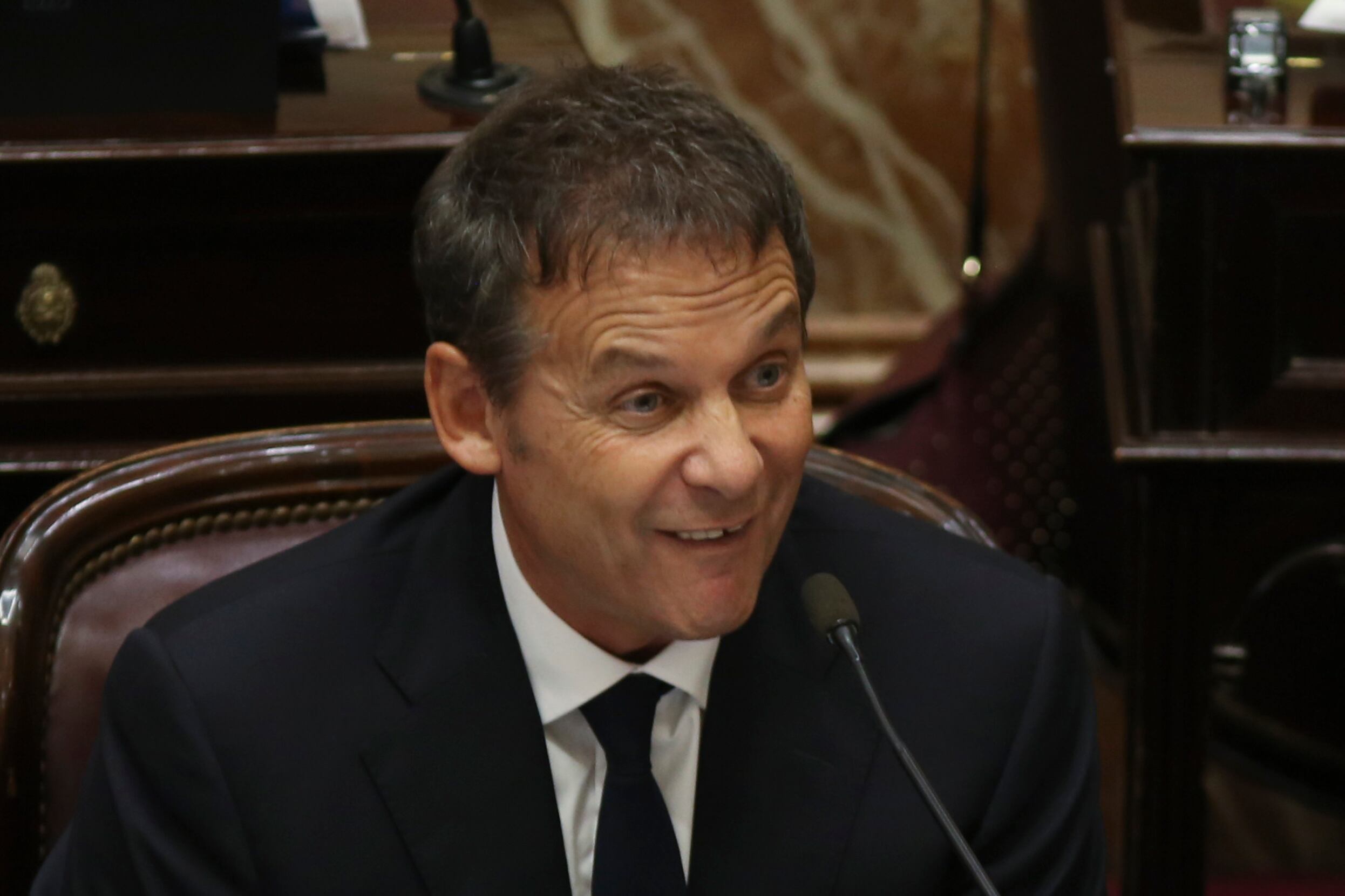 El senador y su pareja tienen varias investigaciones abiertas por facturas compradas, evasión y trucos contables.