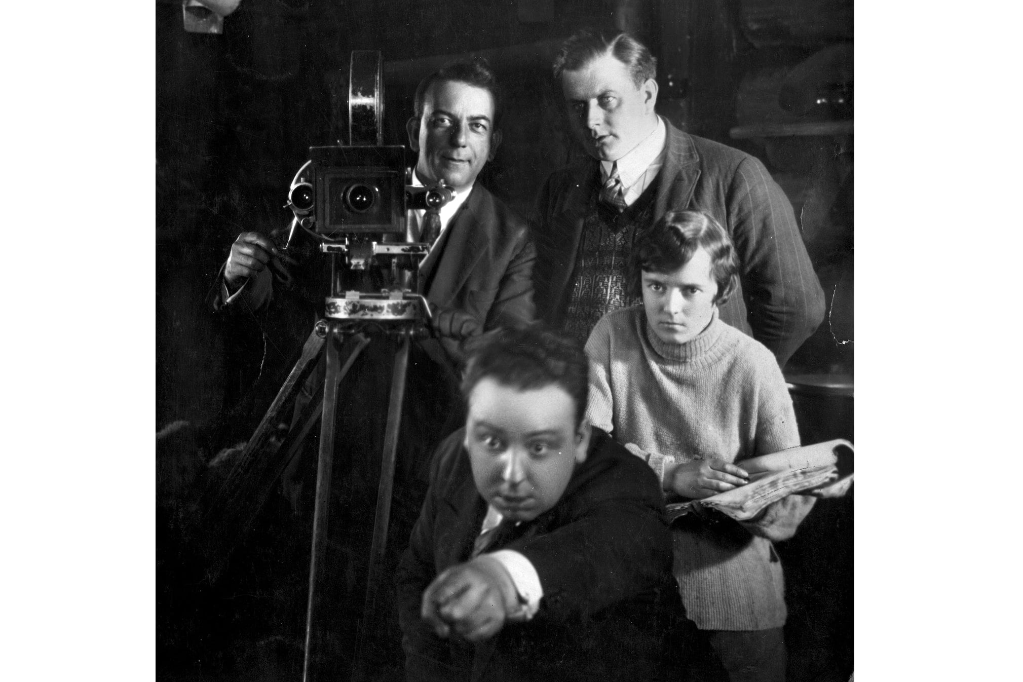 Alfred Hitchcock dirigiendo en los años '20, secundado por su esposa Alma Reville.