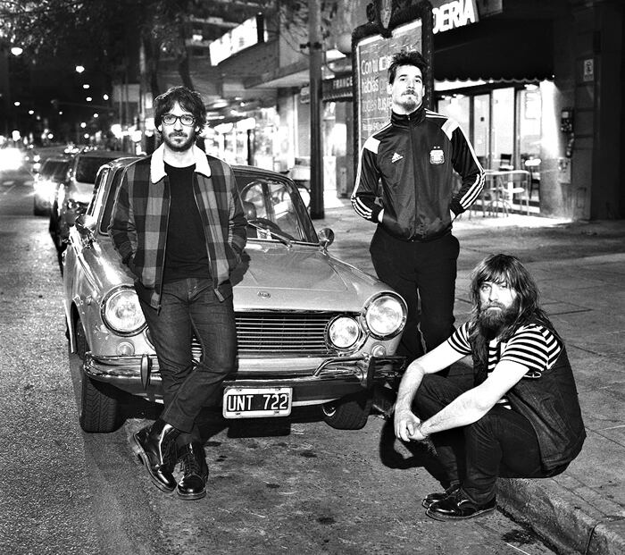 Fútbol comenzó en 2003 haciendo música instrumental.