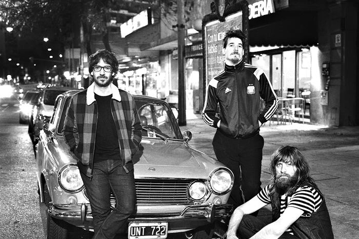 Fútbol comenzó en 2003 haciendo música instrumental.