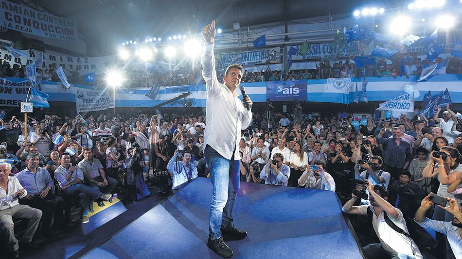 Sergio Massa habló desde una pequeña plataforma a la gente reunida en el club Los Indios en Moreno