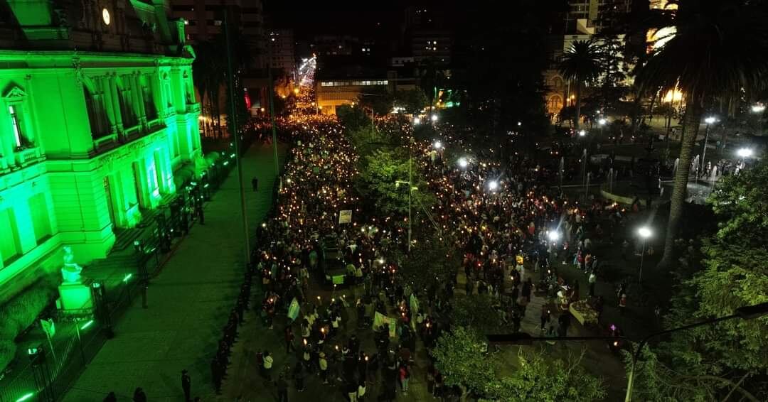 La marcha, frente a la casa de gobierno provincial.