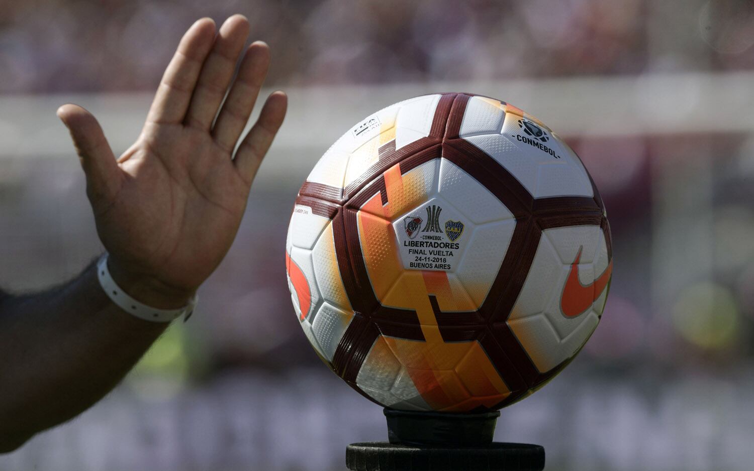 El ingreso de Tévez al vestuario, bajo el efecto del gas.