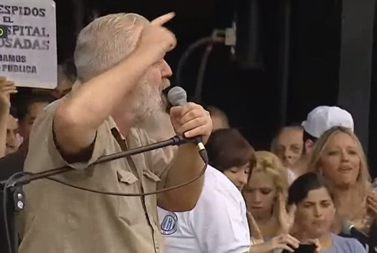 Esteban Castro se dirige a la multitud en el acto de esta tarde.