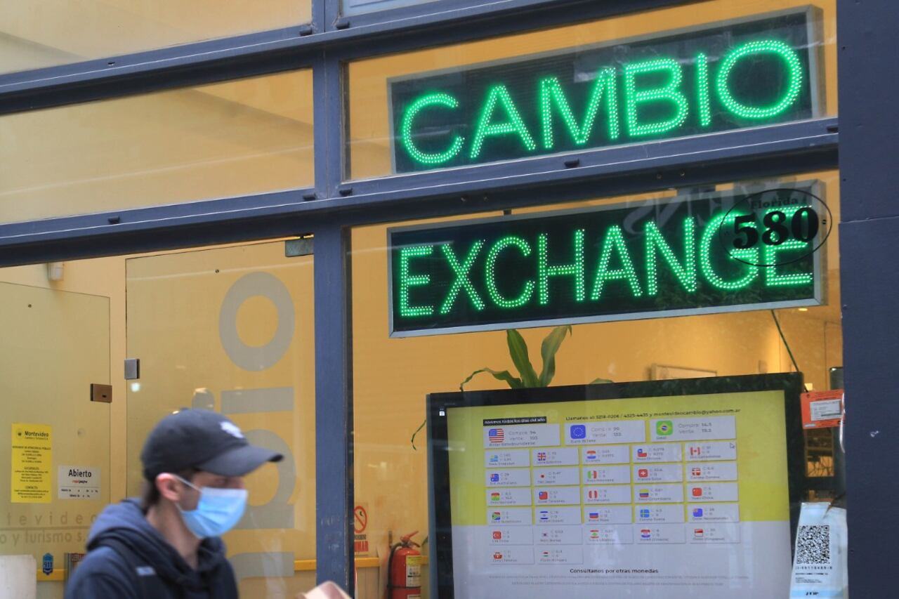 el dólar blue registró una nueva baja de un peso hasta los 195,50.