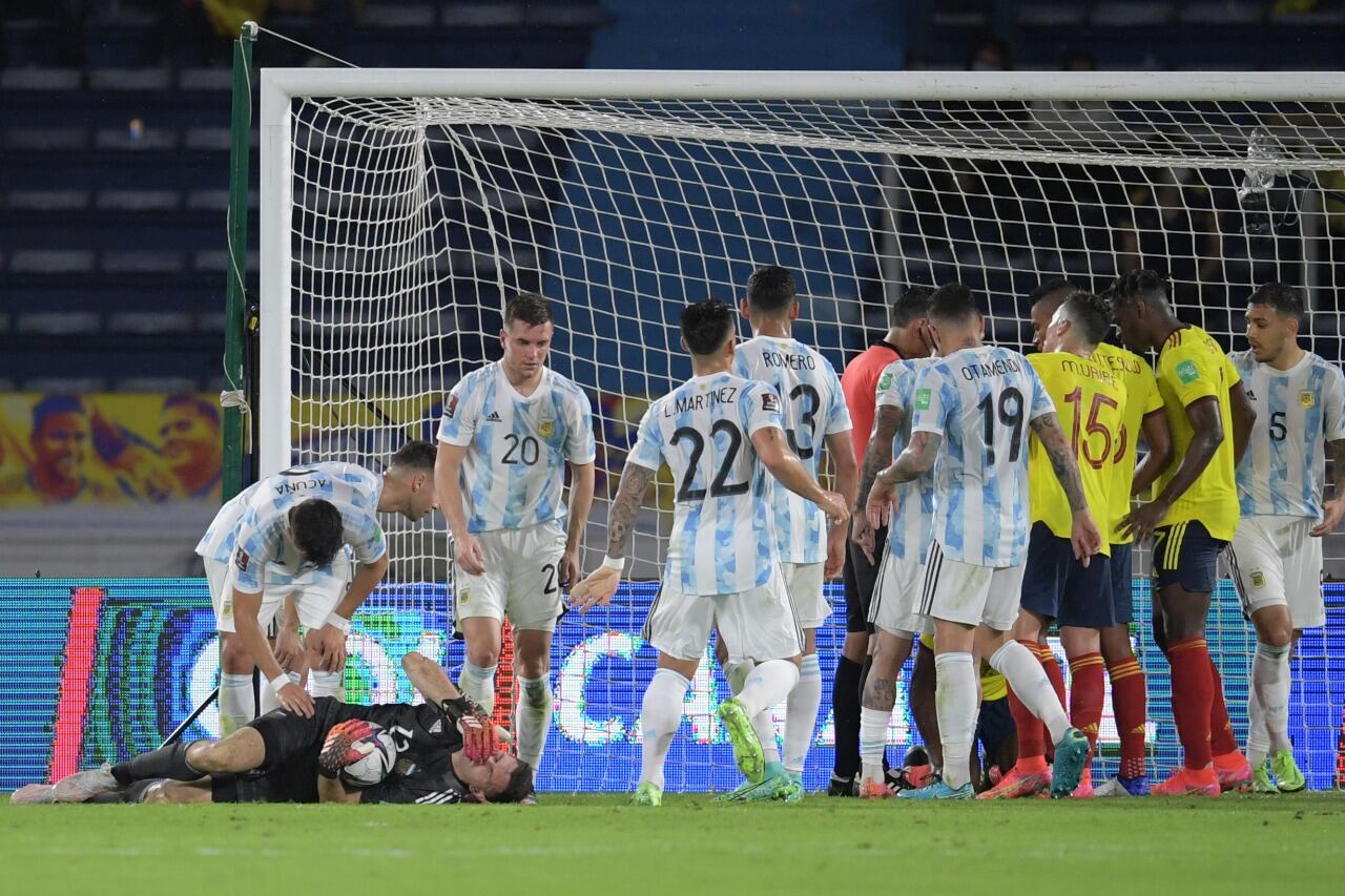 El arquero Martínez en el momento del golpe