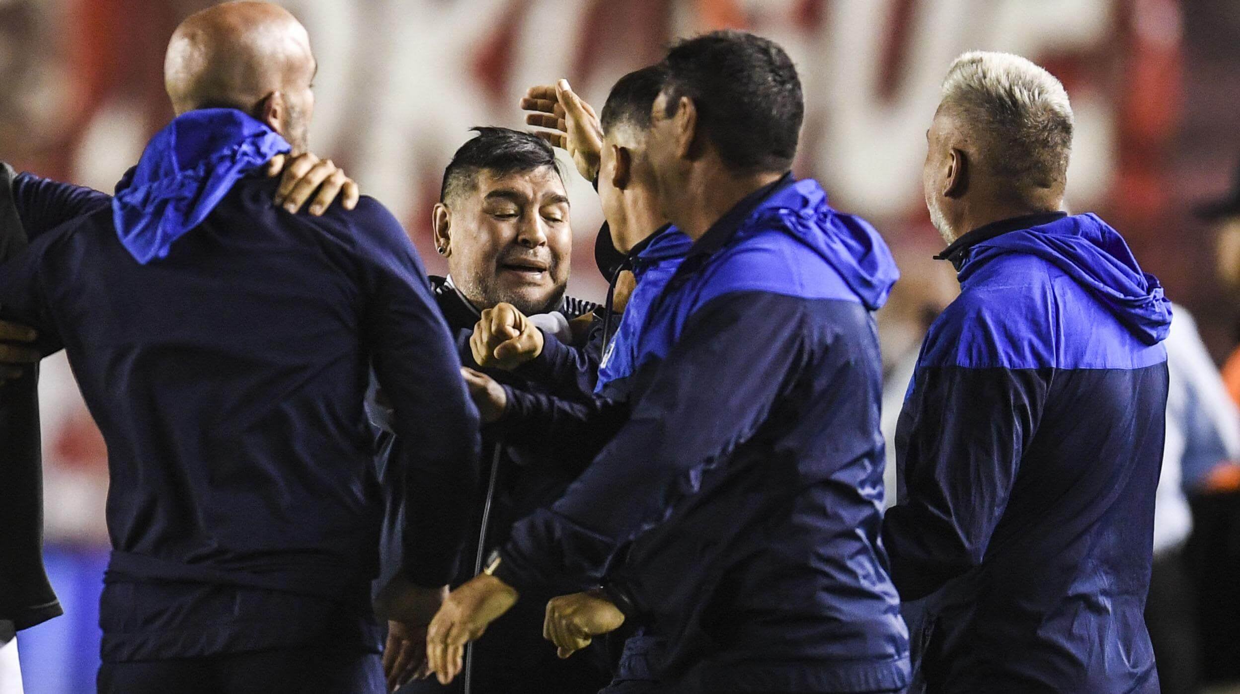 El festejo de Maradona por el triunfo agónico en la cancha de Independiente. 