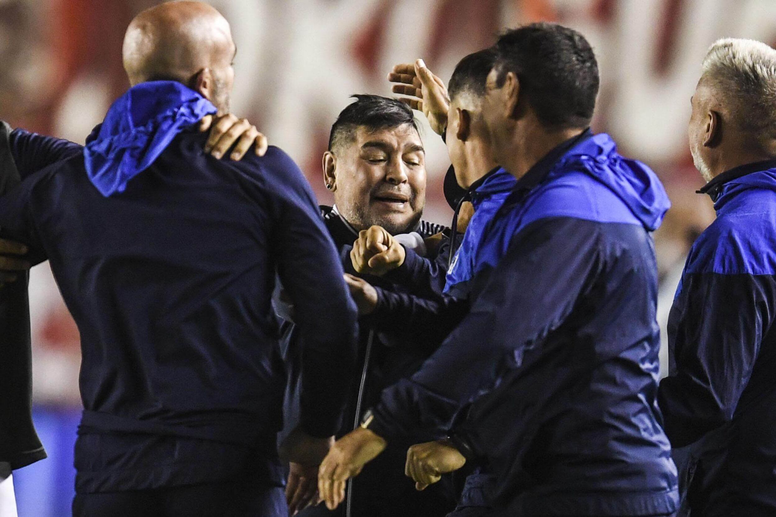 El festejo de Maradona por el triunfo agónico en la cancha de Independiente.