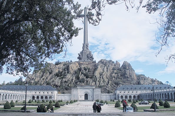 El monumento del Valle de los Caídos, creado por el dictador Francisco Franco con el trabajo de prisioneros republicanos.