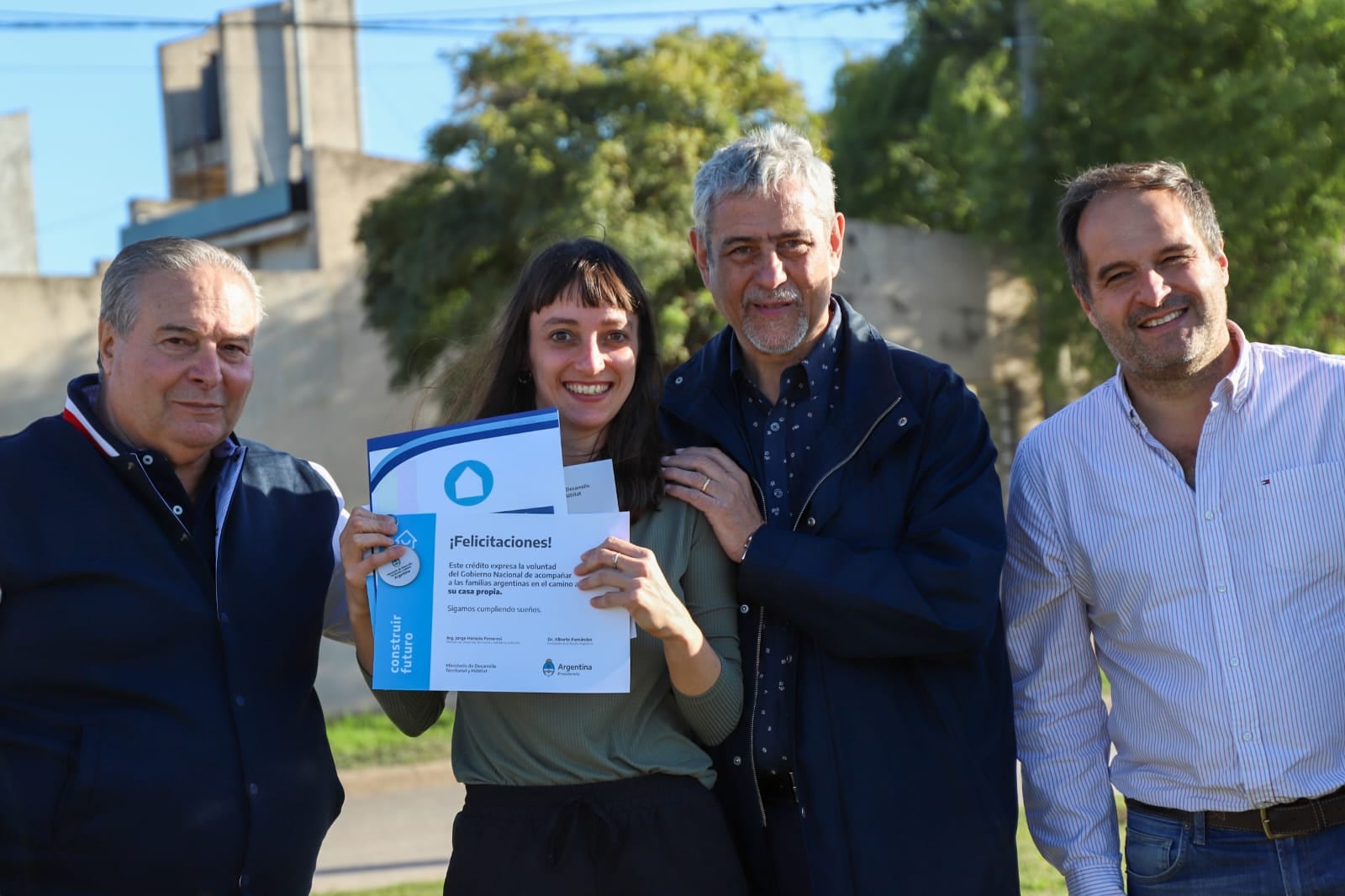 Jorge Ferraresi con una de las familias beneficiadas