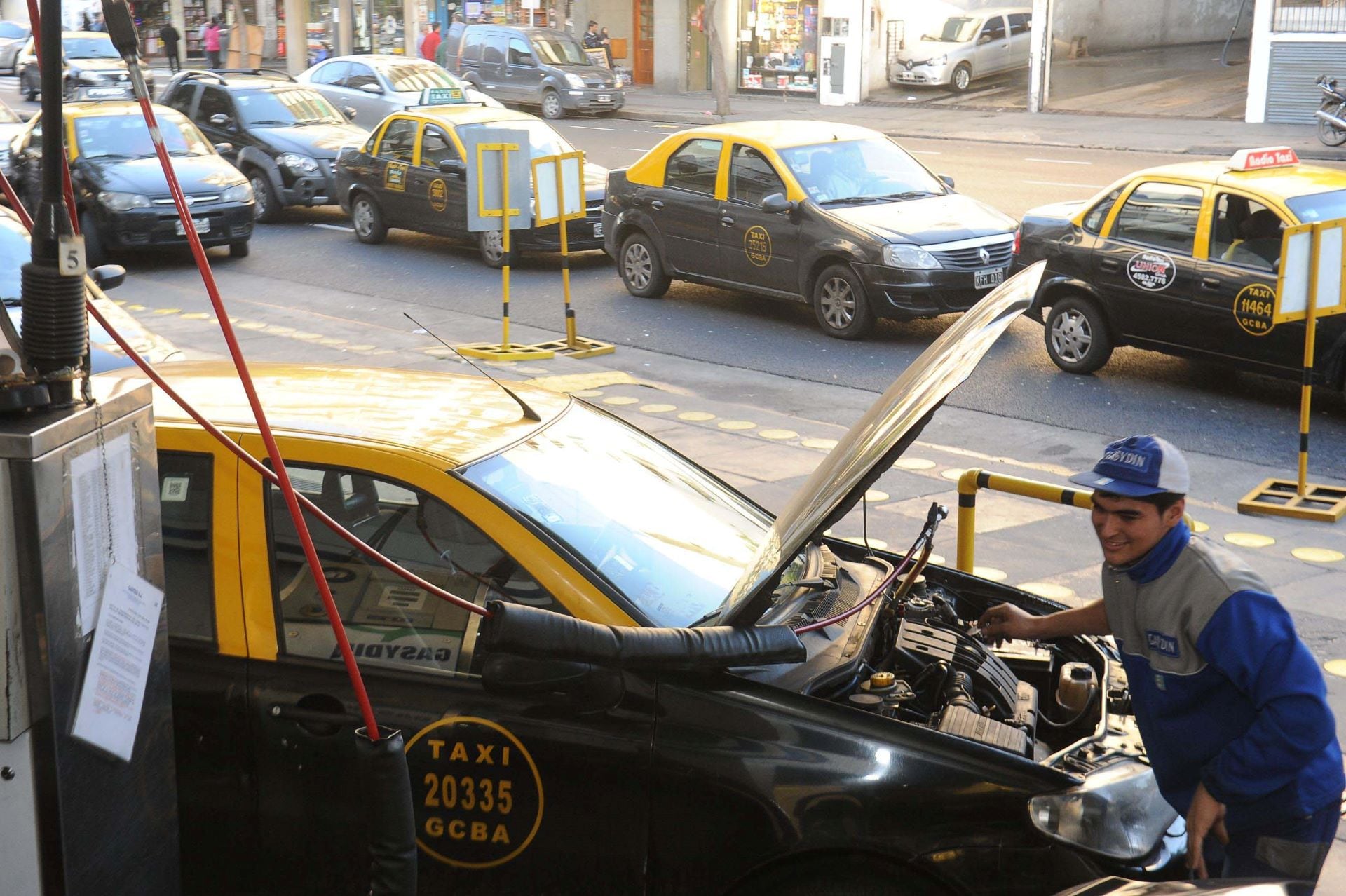 Cada vez más autos se pasan a GNC.