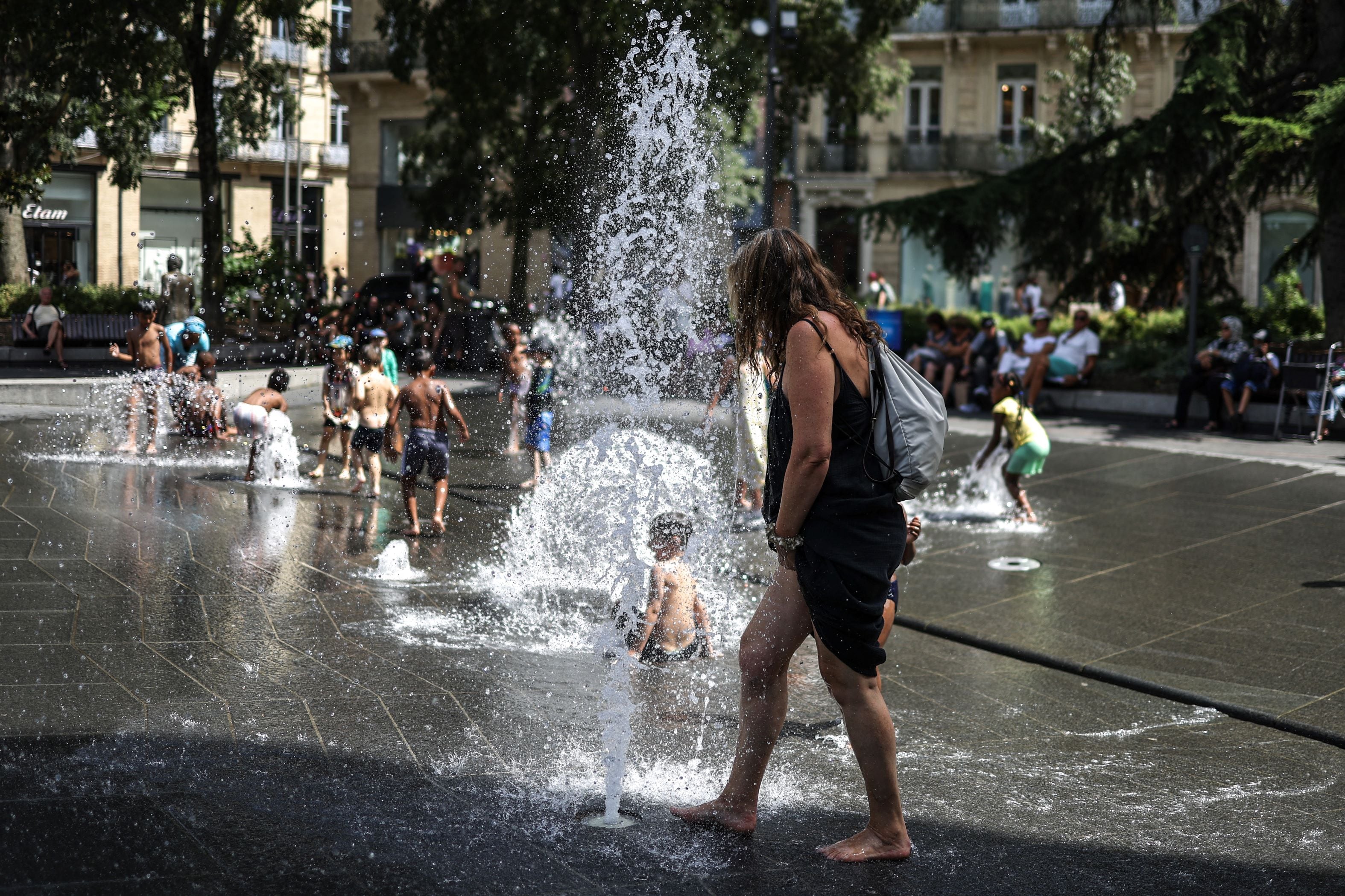 Chicos y grandes se refrescan en la ciudad de Toulouse, en Francia