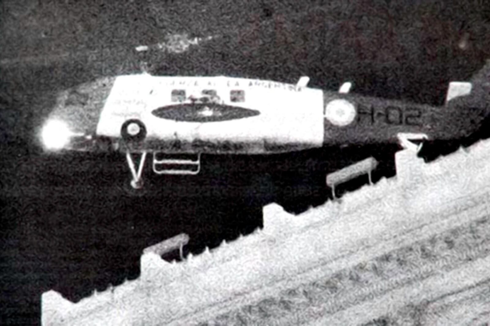 Isabel Perón deja la Casa de Gobierrno por última vez como presidenta. 