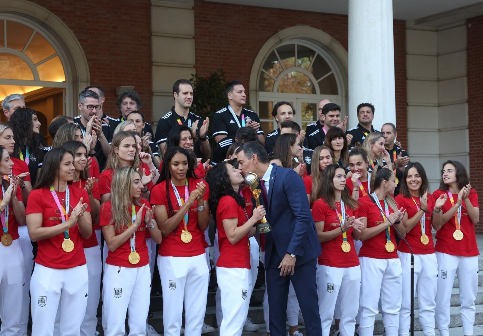 El presidente del Gobierno español, Sánchez, recibió al plantel campeón en el Palacio de la Moncloa