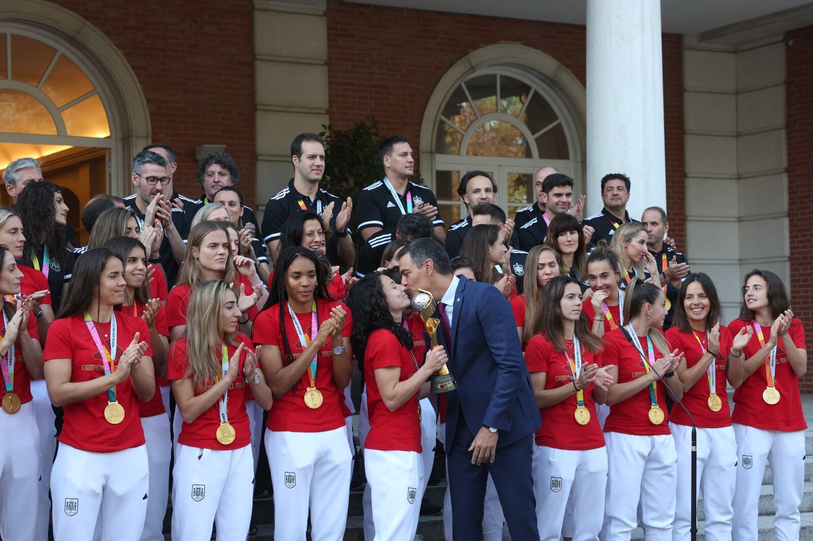 El presidente del Gobierno español, Sánchez, recibió al plantel campeón en el Palacio de la Moncloa