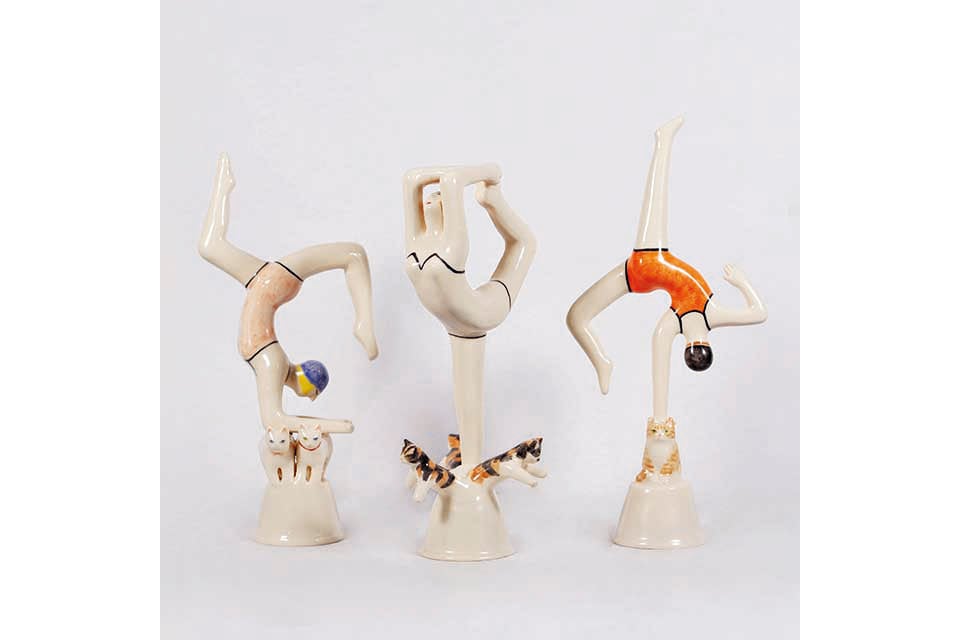 Noëlle Lieber, Acróbatas y gatos, cerámica esmaltada, 2023. 