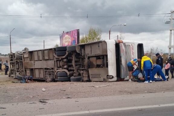 Volcó un micro con hinchas de Boca en Mendoza.