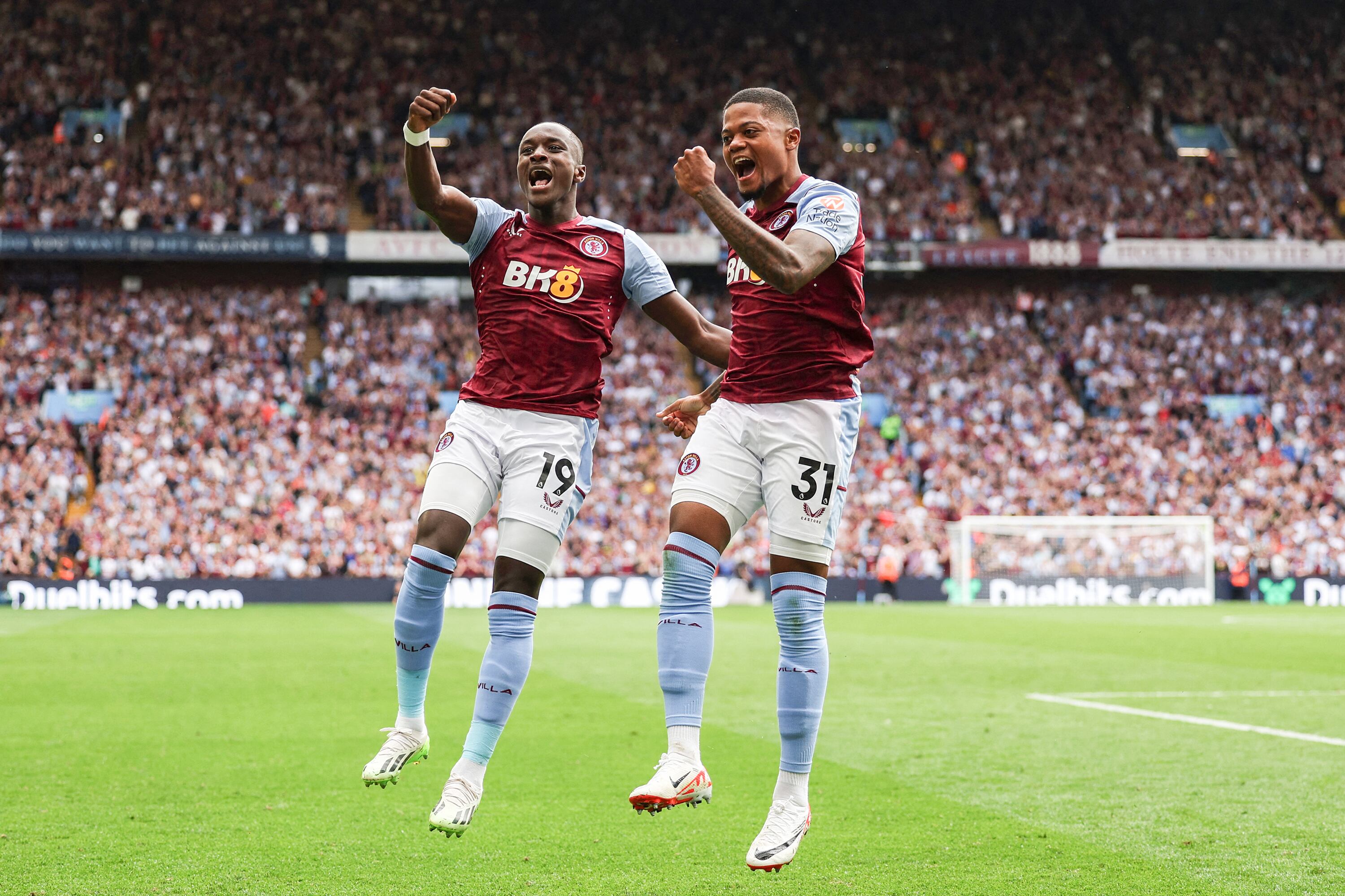 Diaby y Bailey celebran el éxito del Aston Villa