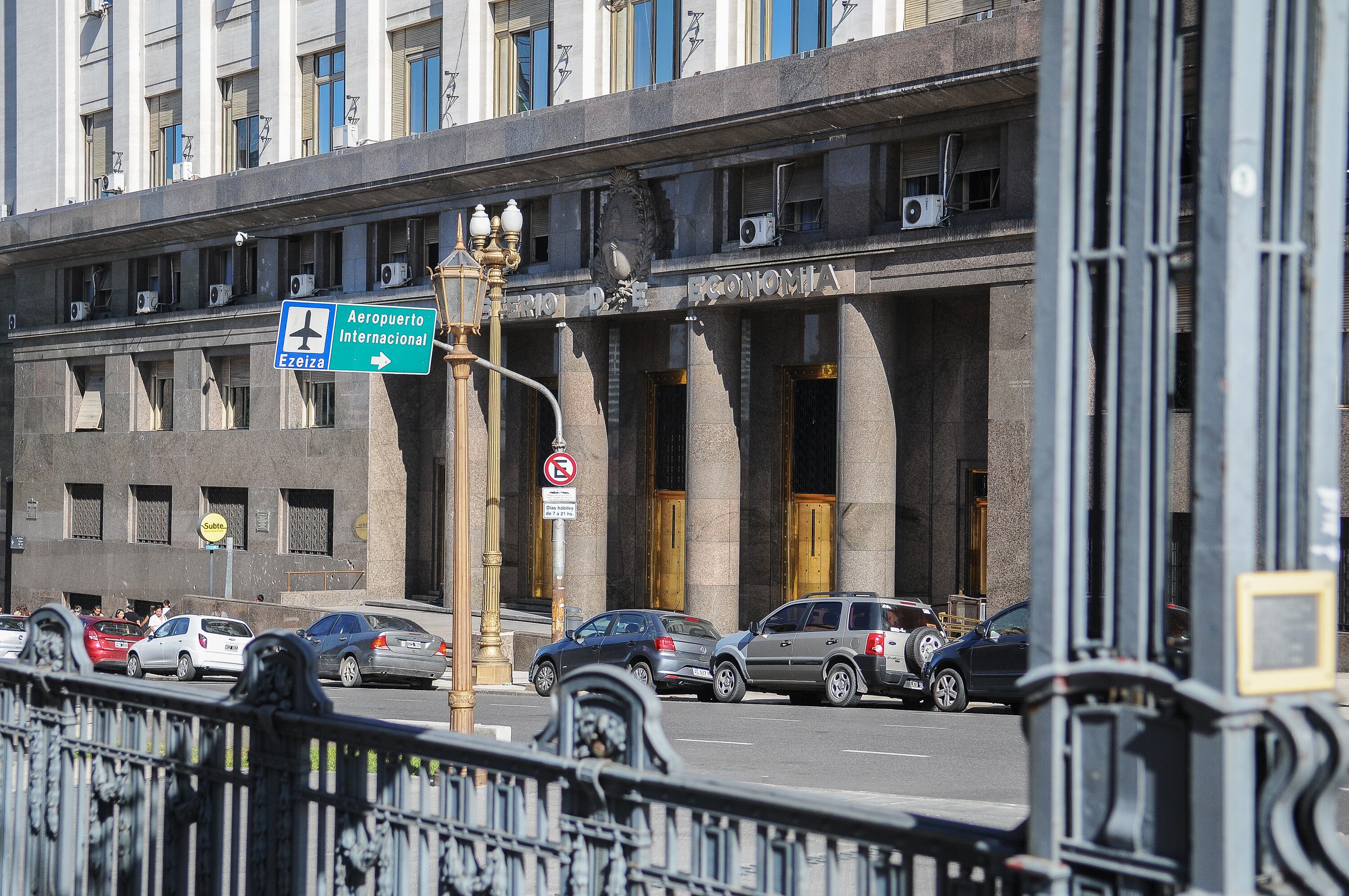 Economía gestiona deuda en manos de tenedores privados por 66.005 millones de dólares.