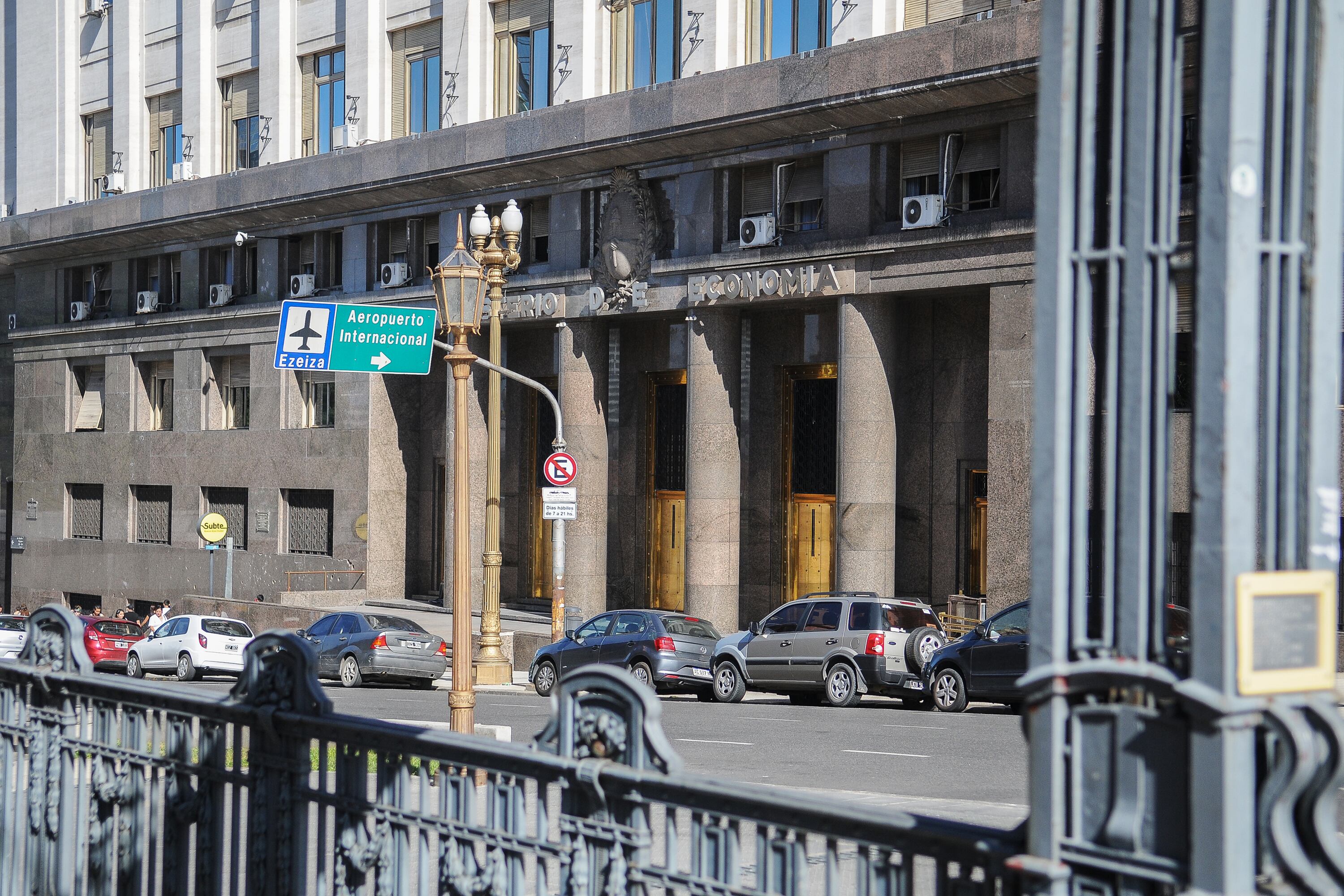 Economía gestiona deuda en manos de tenedores privados por 66.005 millones de dólares.