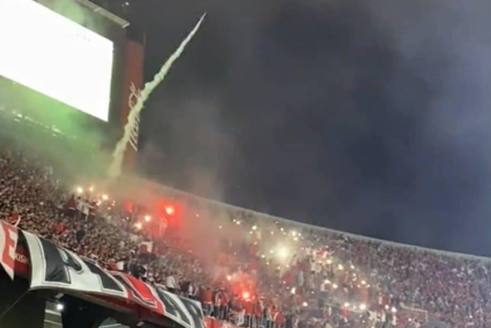 El momento en que la bengala marina sale desde la tribuna Sívori hacia la Centenario