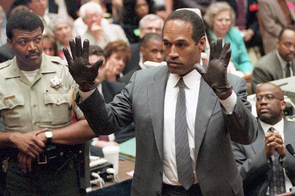 O.J. Simpson durante el juicio por el asesinato de su ex esposa, Nicole Brown, y un amigo de ella