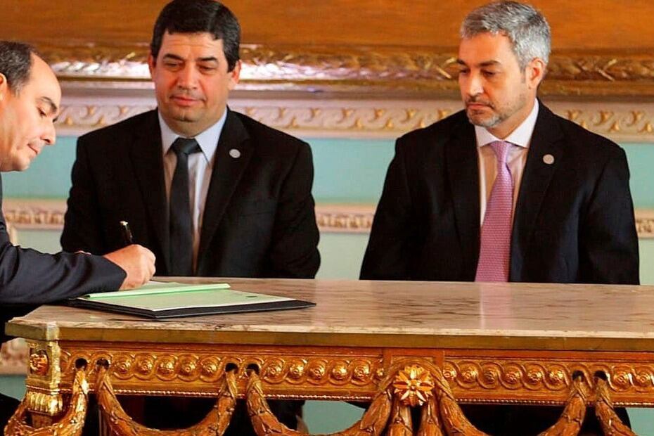 Abdo Benítez y su vice Hugo Velázquez, acusados de corrupción por la oposición.