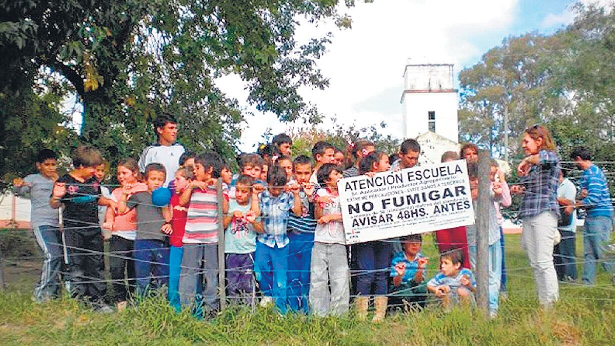 Los alumnos de las escuelas rurales se ven afectados por el uso de pesticidas en campos cercanos.