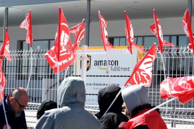 Amazon figura entre las empresas señaladas por haber violado los derechos de los trabajadores o no haber utilizado su "influencia" para combatirlos. Foto: EFE