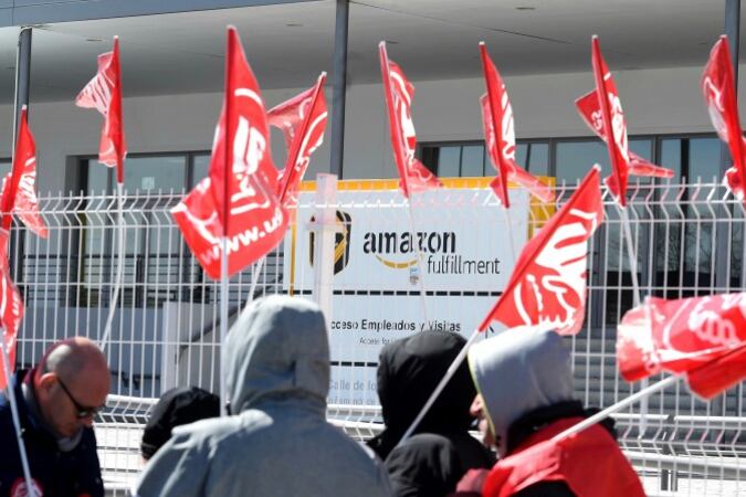 Amazon figura entre las empresas señaladas por haber violado los derechos de los trabajadores o no haber utilizado su "influencia" para combatirlos. Foto: EFE