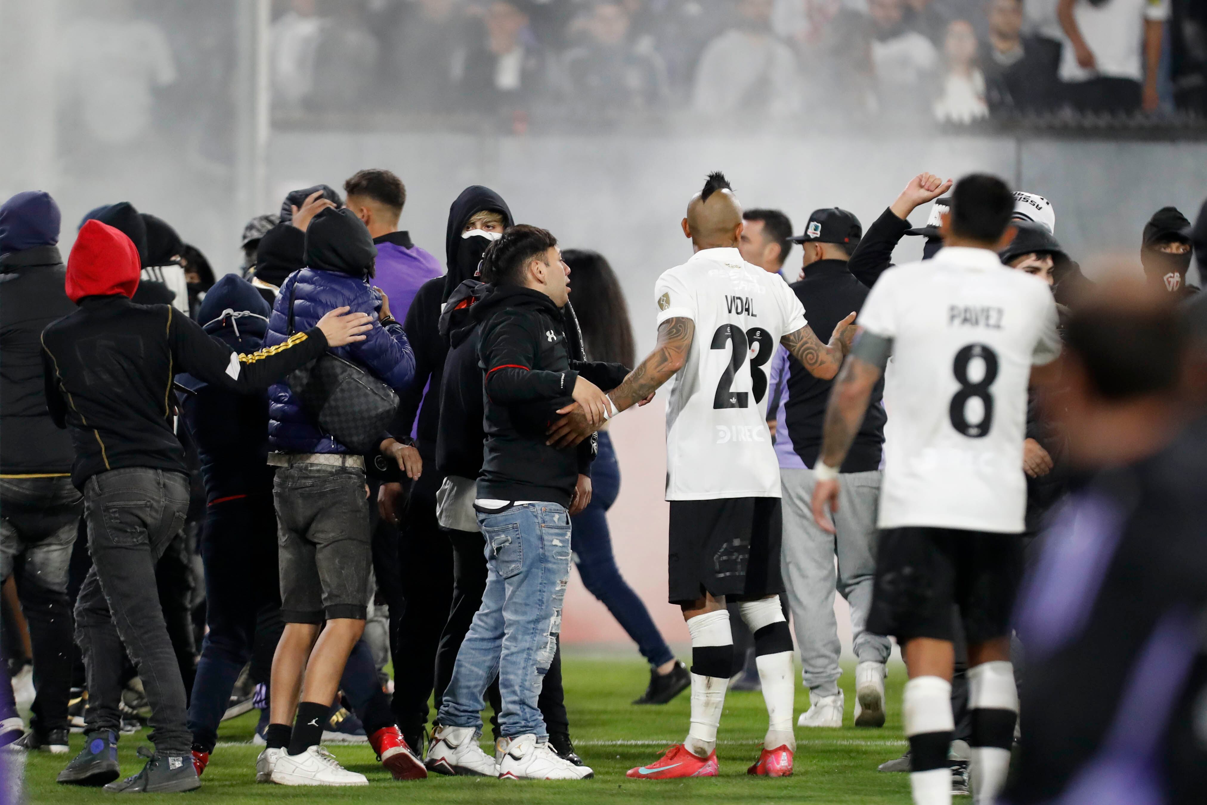 Vidal intenta calmar a los exaltados que entraron al campo de juego