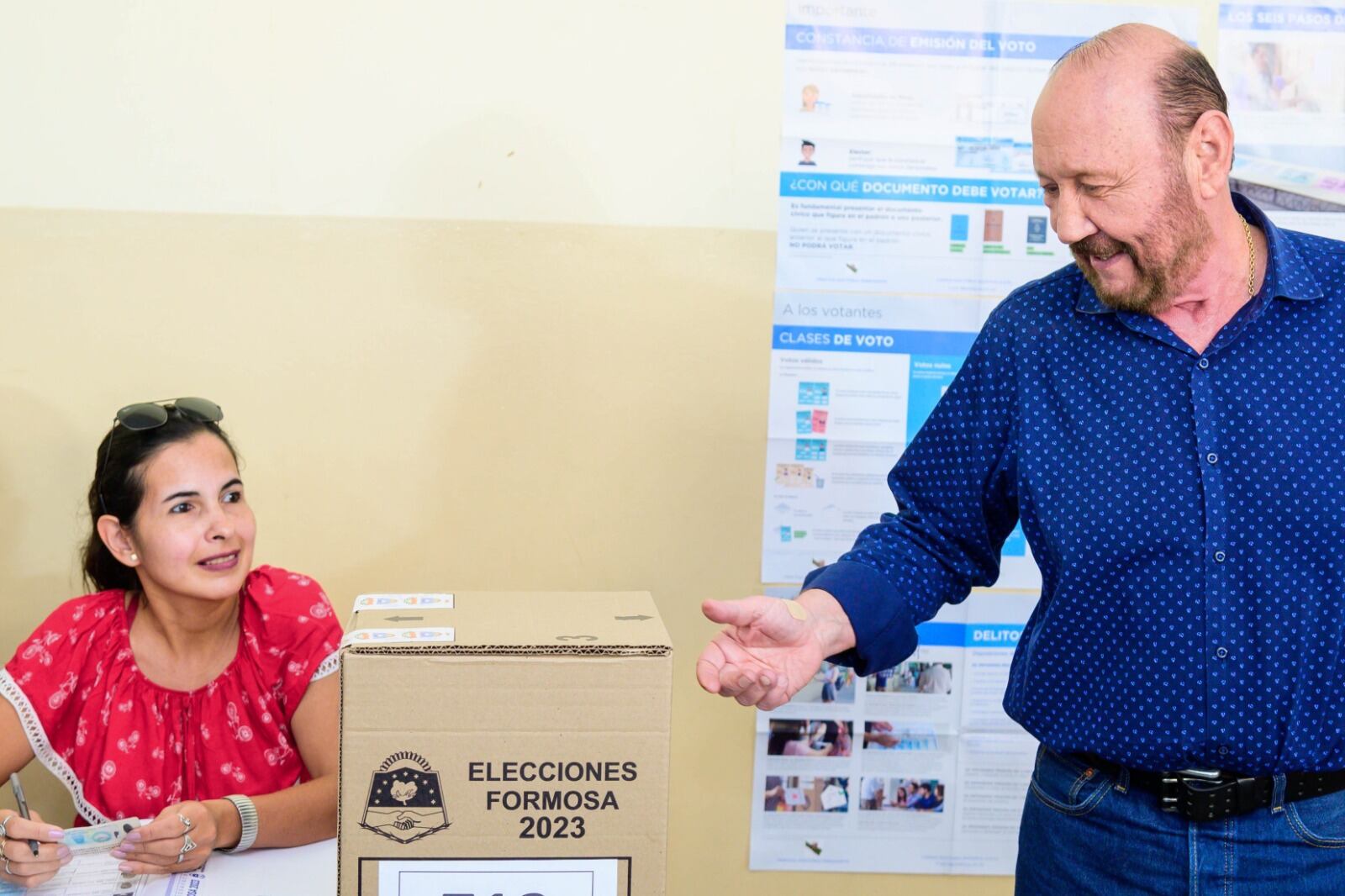El gobernador votó en su ciudad natal, Laguna Blanca. 