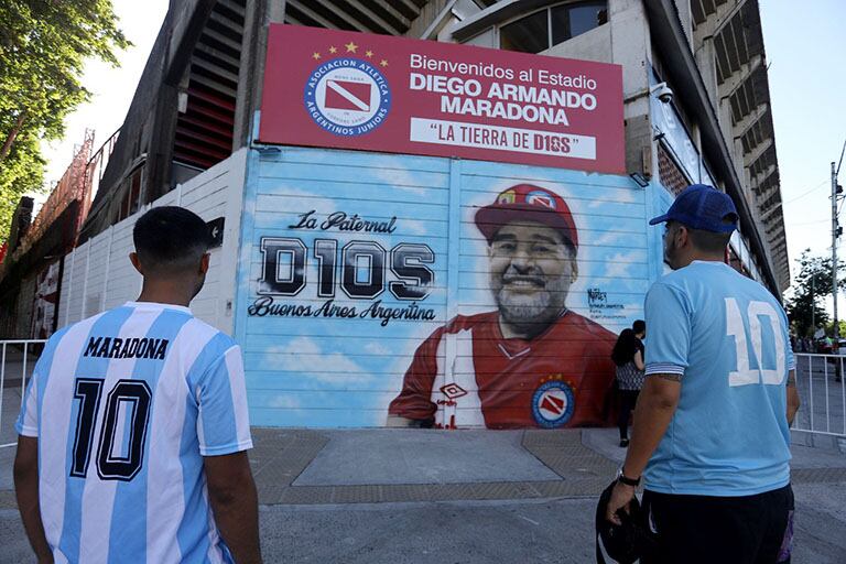 Los hinchas también homenajeron a Diego con la 10 en la espalda.