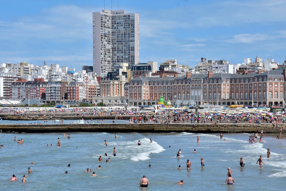 En algunos establecimientos de hospedaje de Mar del Plata ya están todas las plazas agotadas en esta temporada de verano 2023. (Imagen: NA)