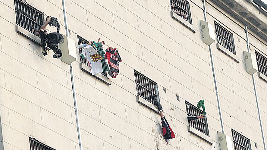 Las puertas giratorias de las cárceles estarían oxidadas porque entran más de los que salen.
