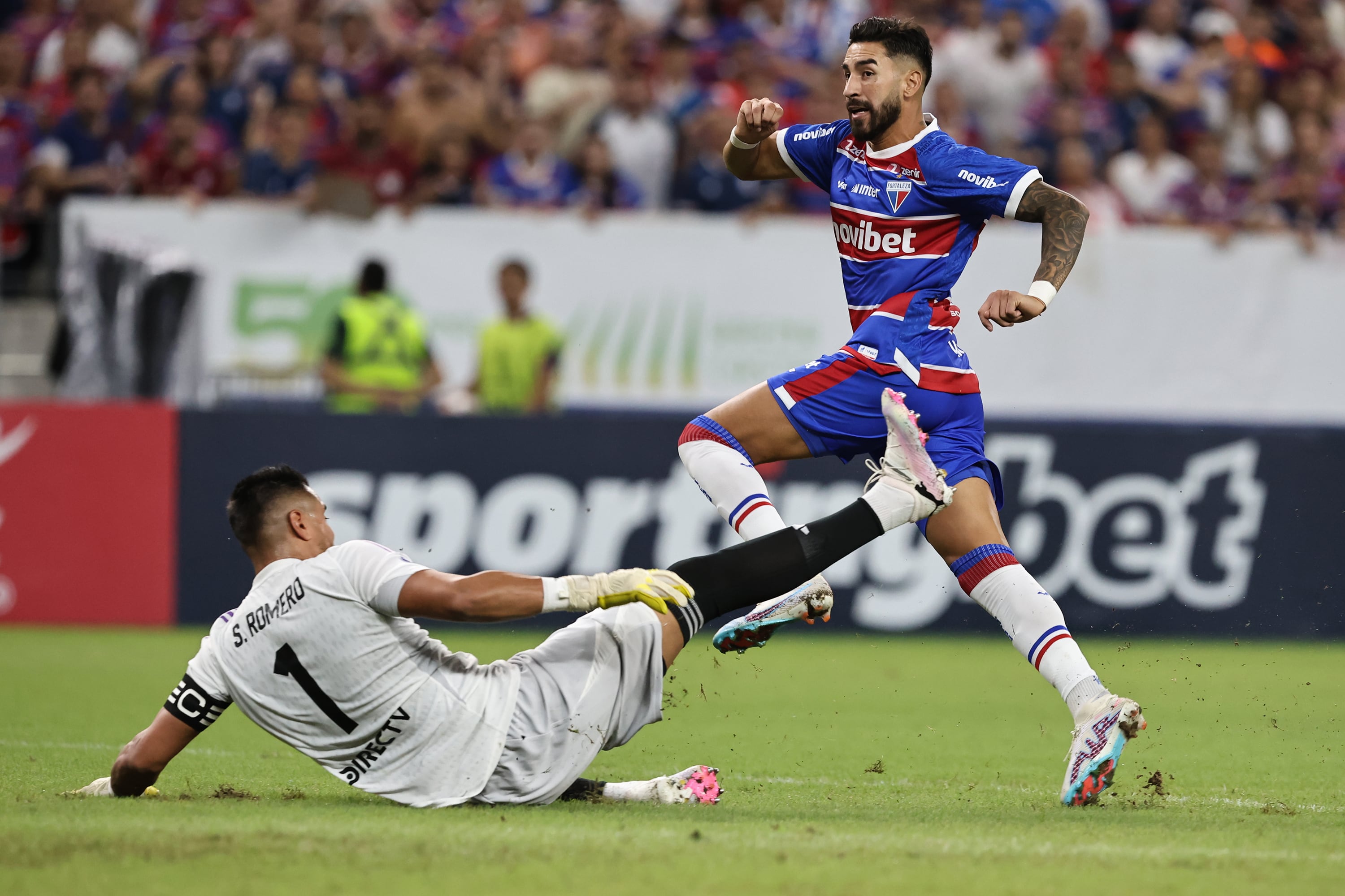 Lucero convierte uno de sus goles ante Romero