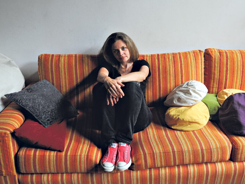 El libro de Bombara fue publicado en una colección juvenil, pero pasa por encima, ya desde su portada, de esa casilla.