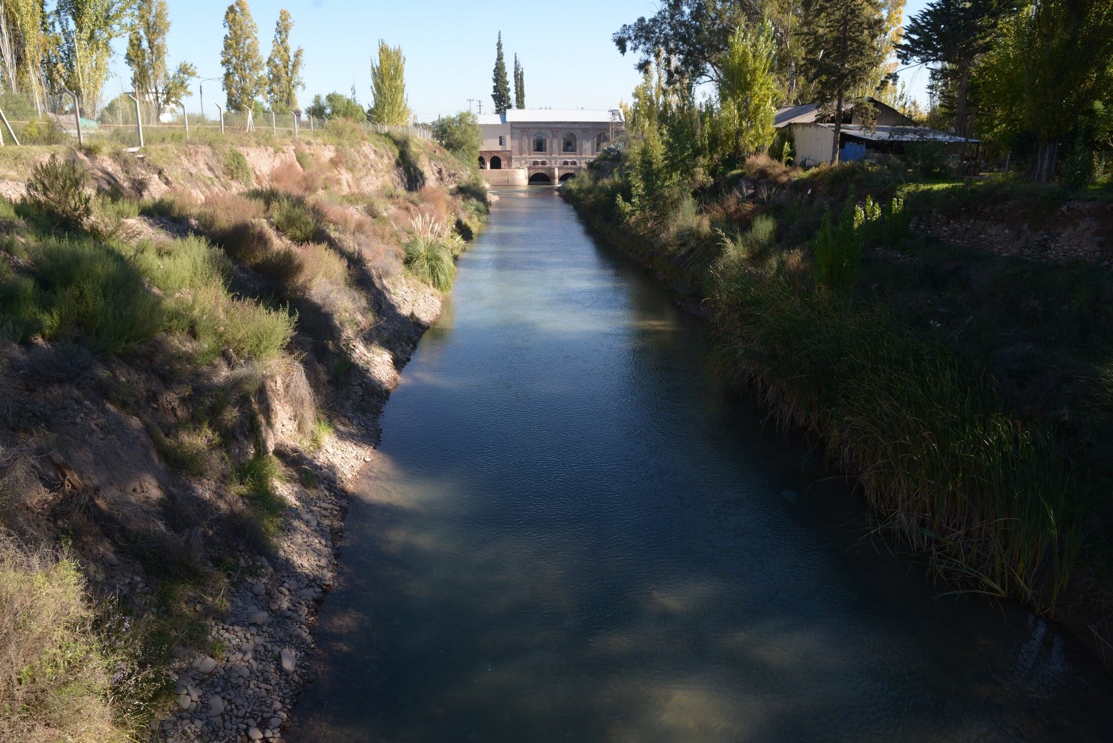 El canal de Parque Chachingo, en la localidad mendocina de Maipú.