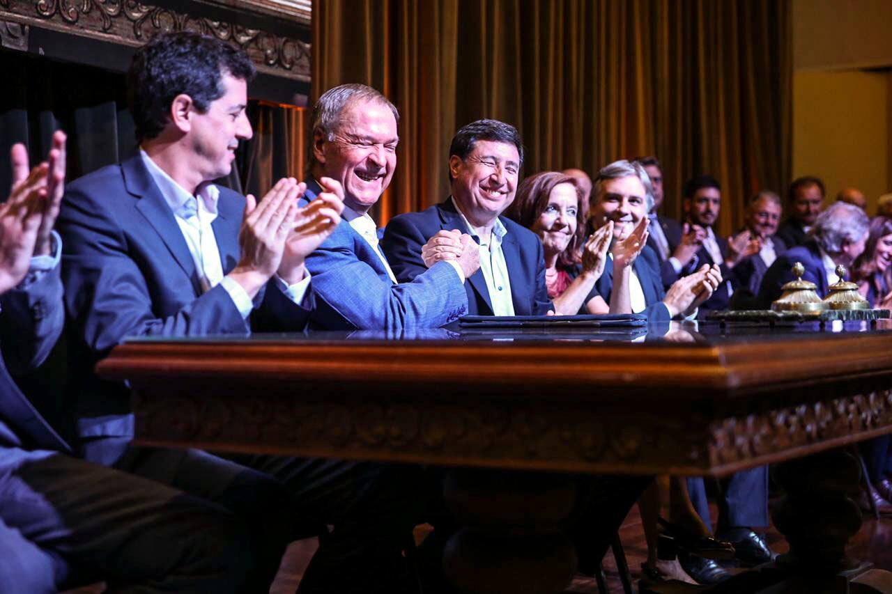 De Pedro, Schiaretti y Arroyo, pura sonrisas y saludos en Córdoba.