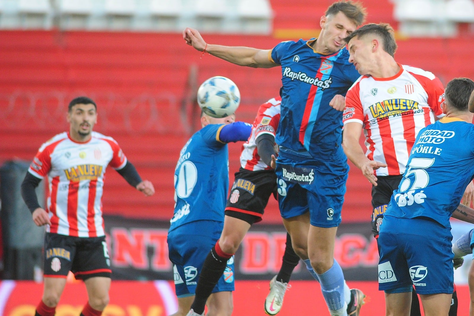 Mucho juego aéreo en Parque Patricios: dos de los goles fueron de cabeza
