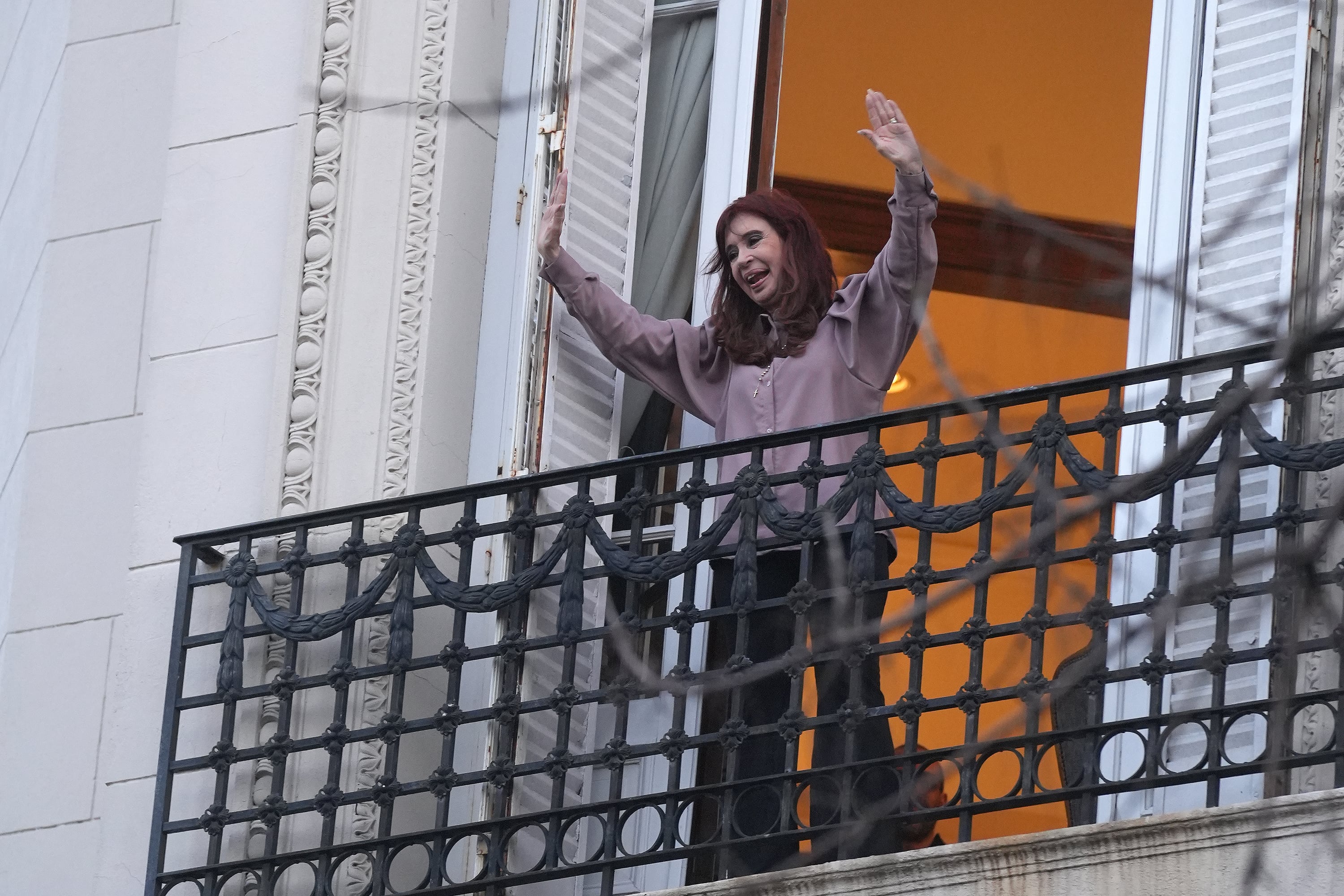 Cristina Kirchner también interpeló a la militancia con preguntas retóricas: “¿Alguien imagina si esto hubiera pasado con algún candidato del peronismo o del kirchnerismo?”