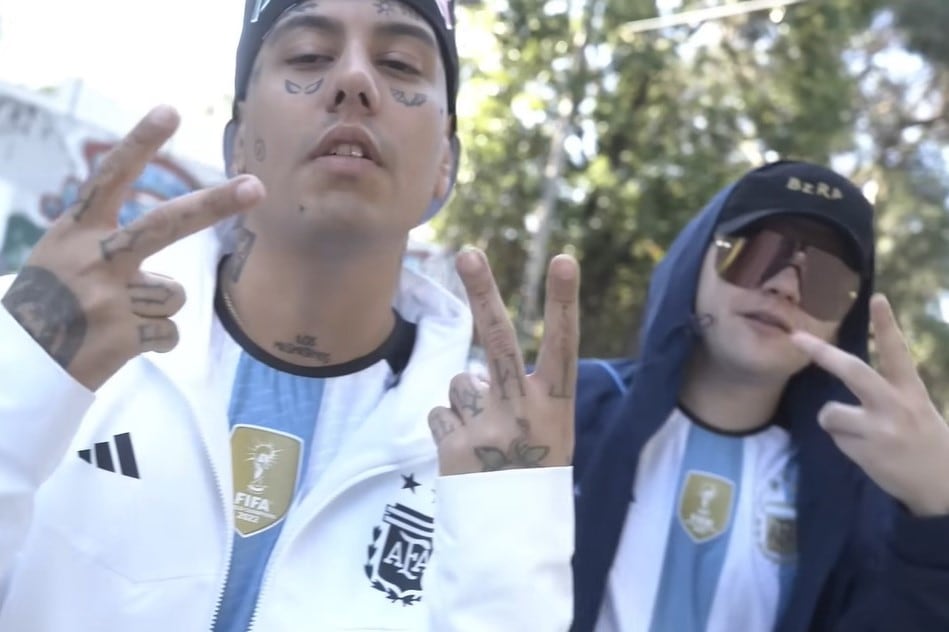 El cantante Duki protagoniza el último lanzamiento del productor musical Bizarrap, "3 estrellas en el conjunto", un homenaje a la Selección. (Captura de pantalla)