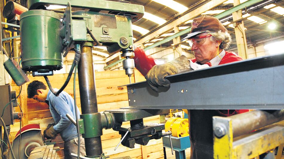 El retroceso del empleo fabril ocurre al mismo tiempo que crecen las importaciones de bienes finales.