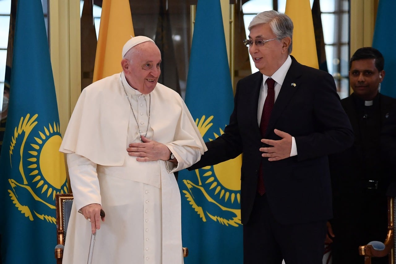 El Papa es recibido por el presidente Kazajo Kassym-Jomart Tokayev en el aeropuerto de Nursultán.