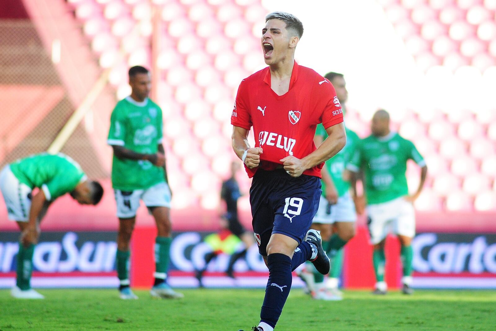 Alex Luna festeja su primer gol con la camiseta de Independiente