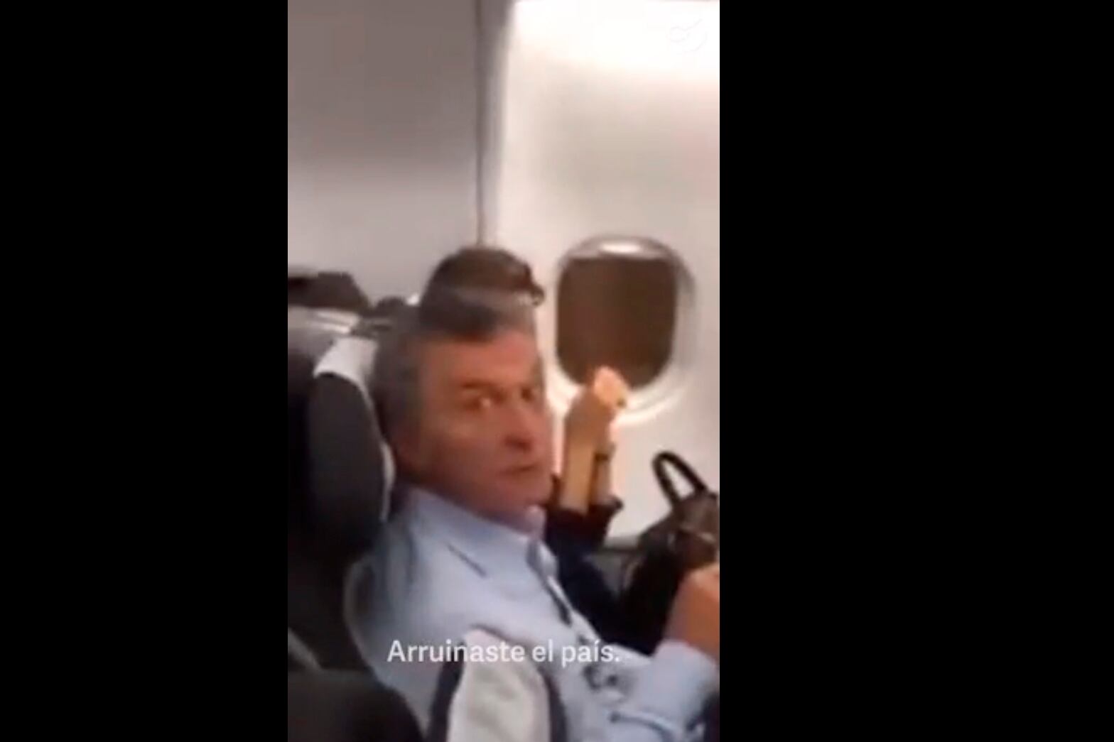 Macri fue escrachado en un avión: "Ladrón, arruinaste el país. ¿No te da vergüenza?", le preguntaron.