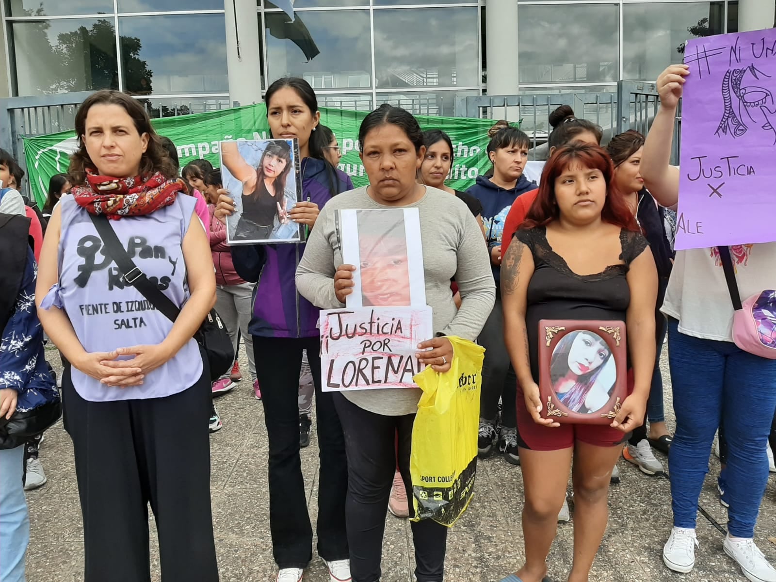 Lorena Cruz (en el medio) sosteniendo la foto de su hija Lorena Alejandra Cardozo, la última víctima de femicidio en Salta.