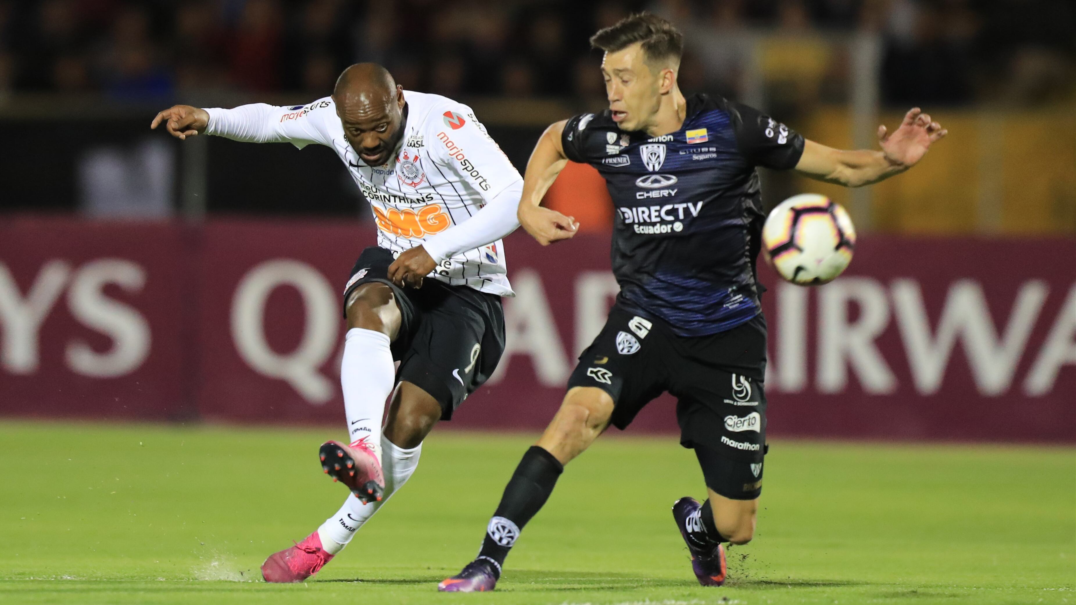 Vágner Love remata ante Torres. Los ecuatorianos jugarán la final de la Sudamericana.