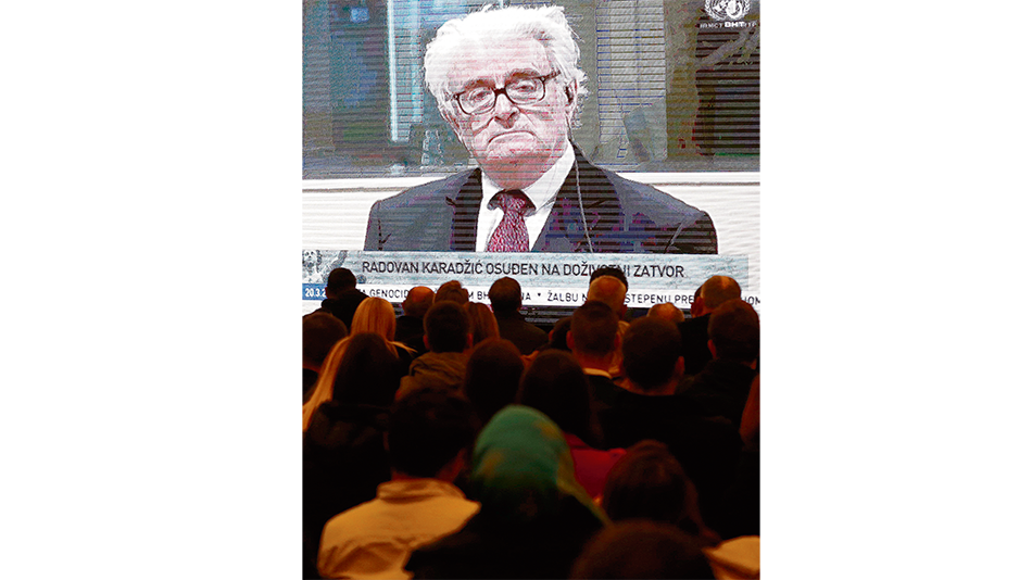 Karadzic se mostró inmutable mientras se leía su sentencia.